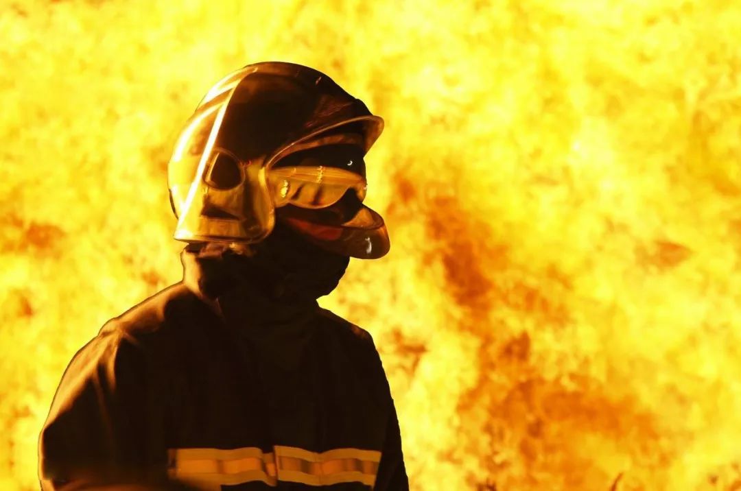 烈焰挑战：消防员面对的困难和危险